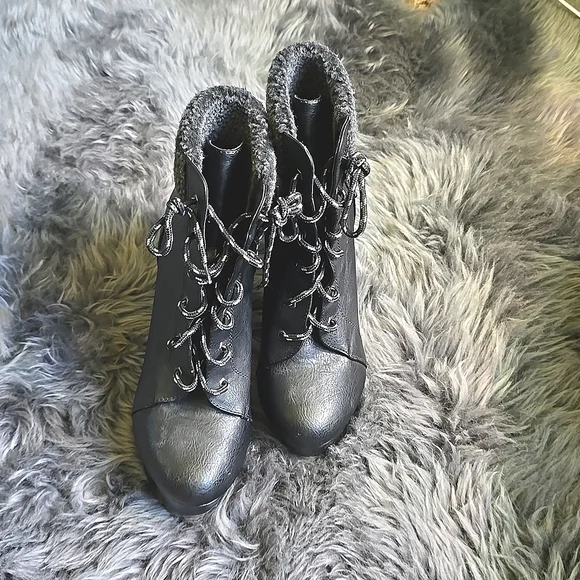Shoe Dazzle Maysi Heeled Combat Boots in Black Size 9.5 - Picture 4 of 5